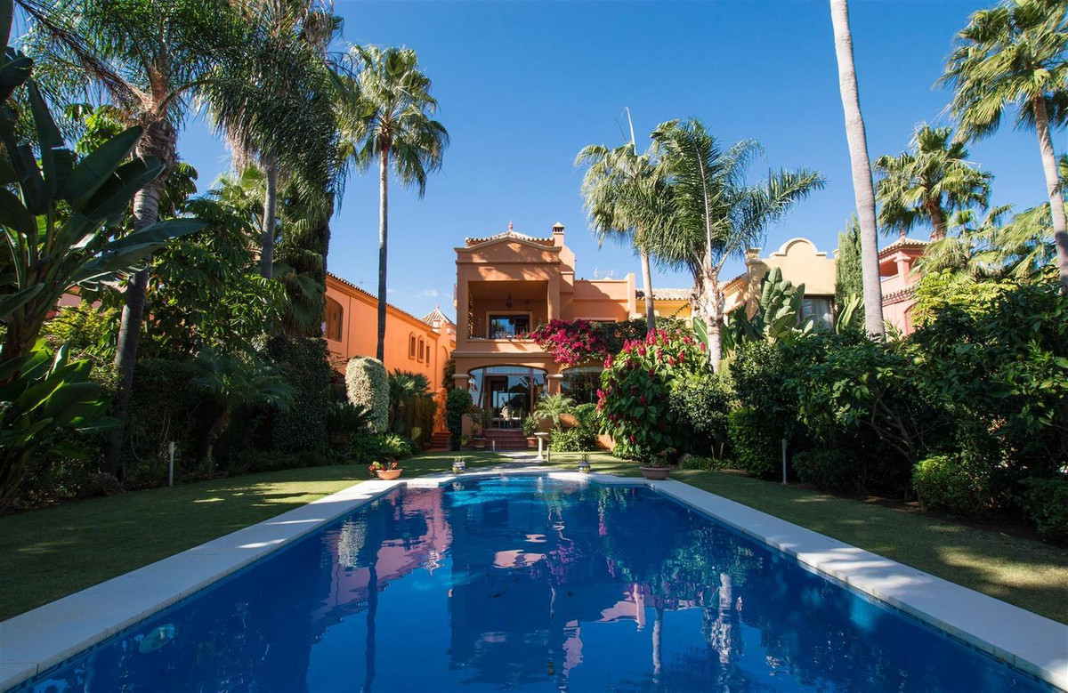 5 bedroom Villa For Sale in Puerto Banús, Málaga - thumb 1