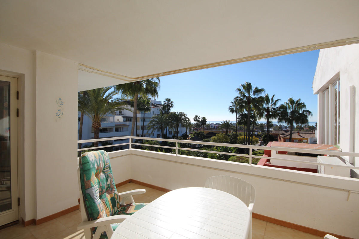 Apartment Middle Floor in Atalaya, Costa del Sol
