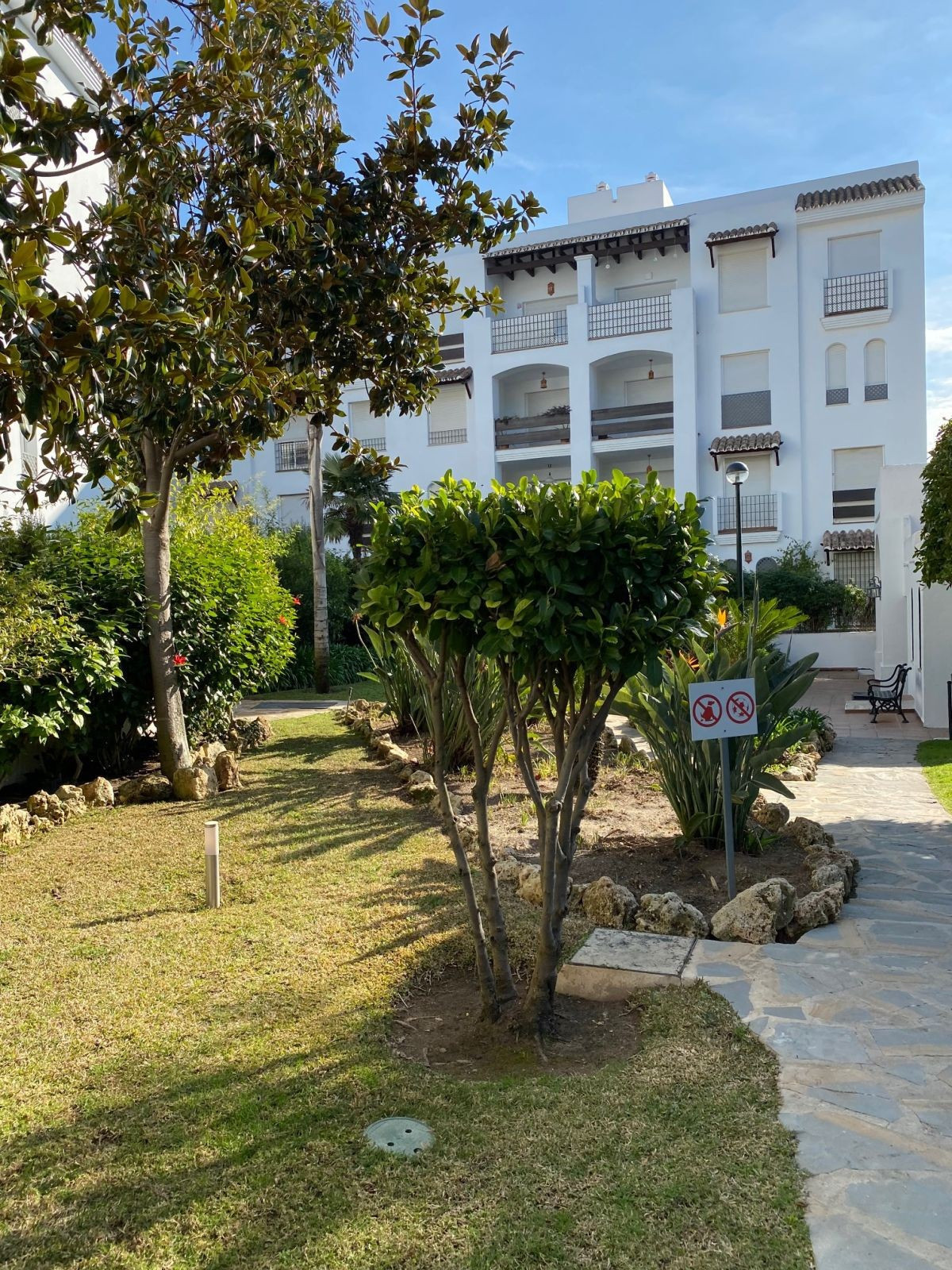 2 bedroom apartment in a beautiful complex just meters from the beach in Puerto Banus.