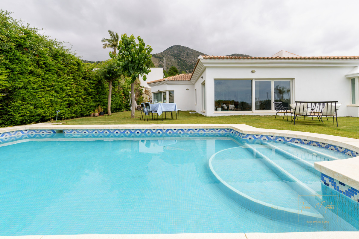 EXCELLENT VILLA, located in the luxurious RESERVA DEL HIGUERON Urbanization.
It consists of two floo, Spain