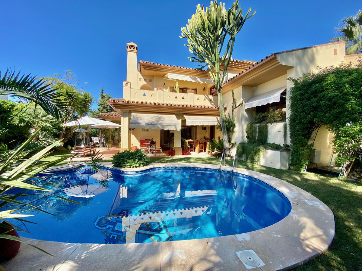 Villa located a few minutes walk to San Pedro de Alcantara. The house has 5 bedrooms and 3 bathrooms, Spain