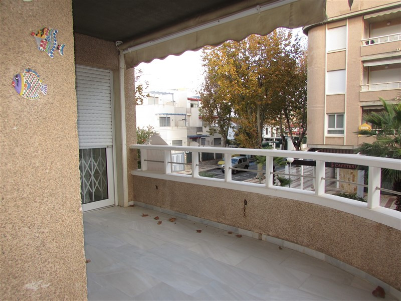 Middle floor corner apartment located in a well established community within walking distance of the, Spain