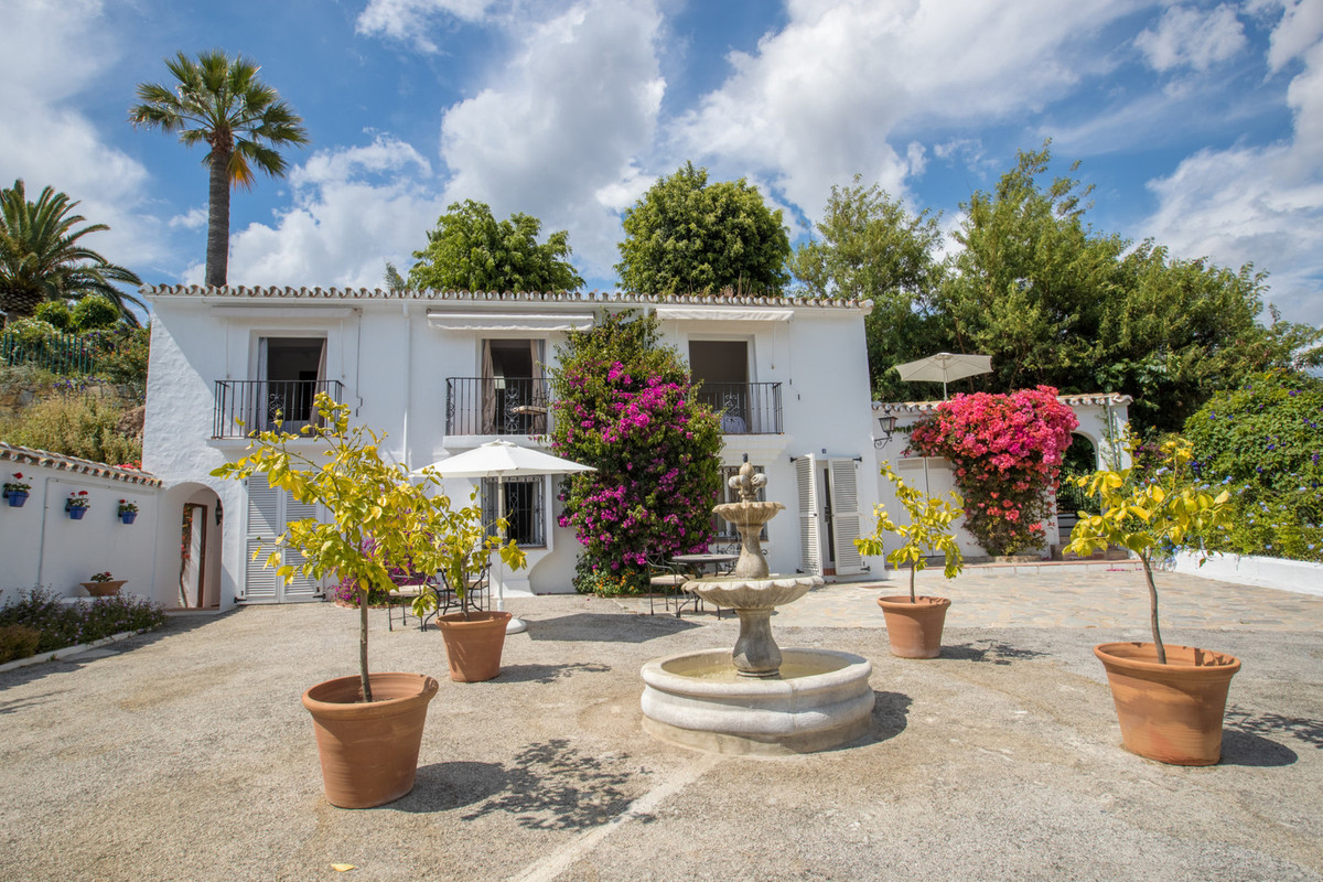 						Villa  Detached
																					for rent
																			 in Marbella
					