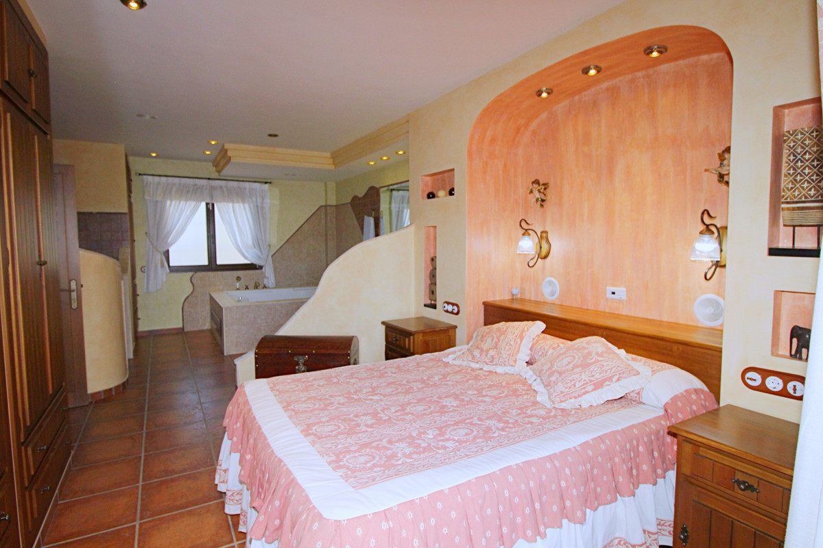 4 bedroom Villa For Sale in Coín, Málaga - thumb 26