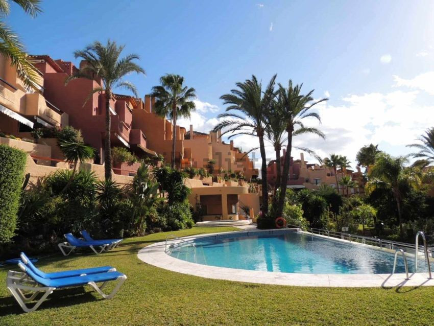 Townhouse with 3 bedrooms + independent apartment located in a gated community with an enviable loca, Spain