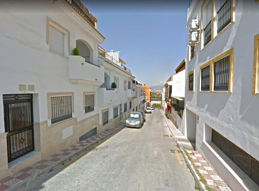 Ground floor apartment in a building with just 6 neighbours.
The property has a living-dining room, , Spain