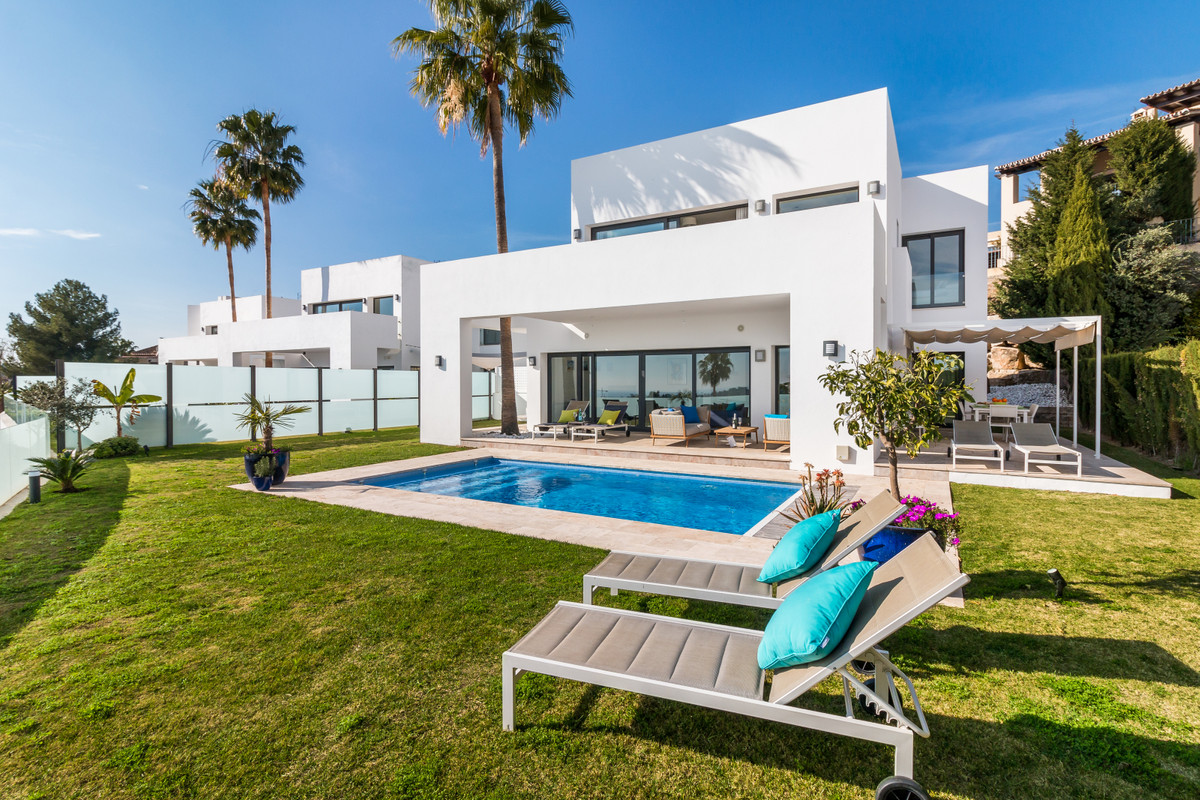 5 bedroom Villa For Sale in Atalaya, Málaga - thumb 1