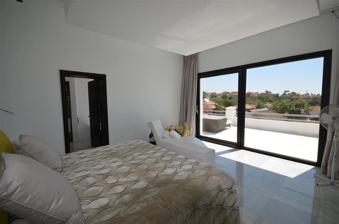 5 bedroom Villa For Sale in Nueva Andalucía, Málaga - thumb 5
