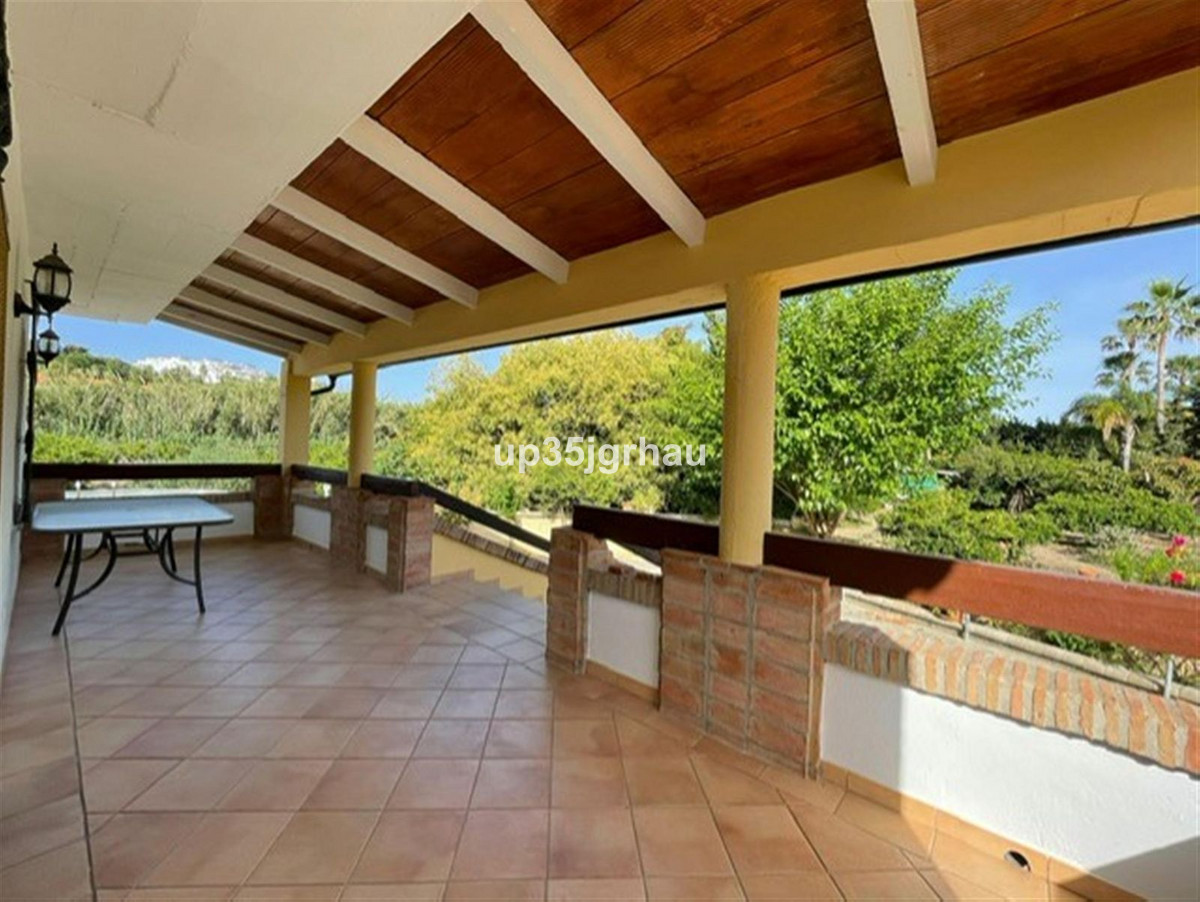 Country house in Sabinillas, fully fenced, private psychina, 5000 m2 plot with fruit trees and a vegetable garden.