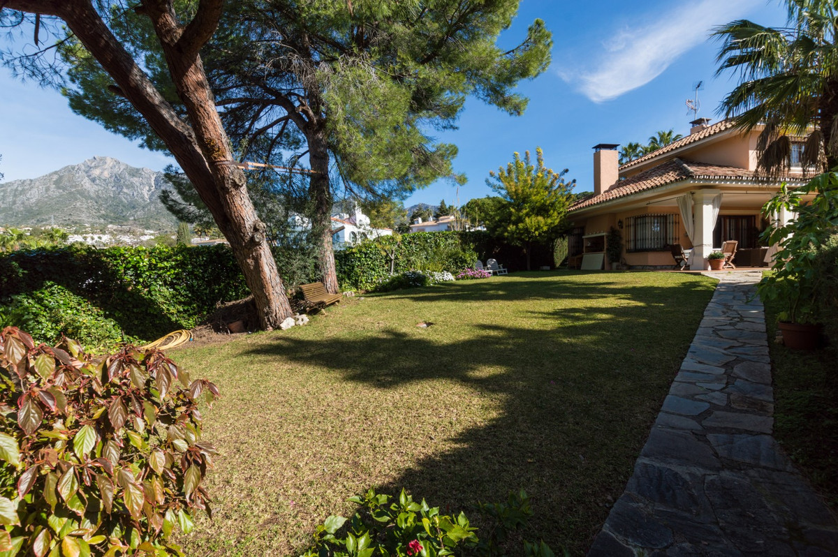 6 bedroom Villa For Sale in The Golden Mile, Málaga - thumb 19