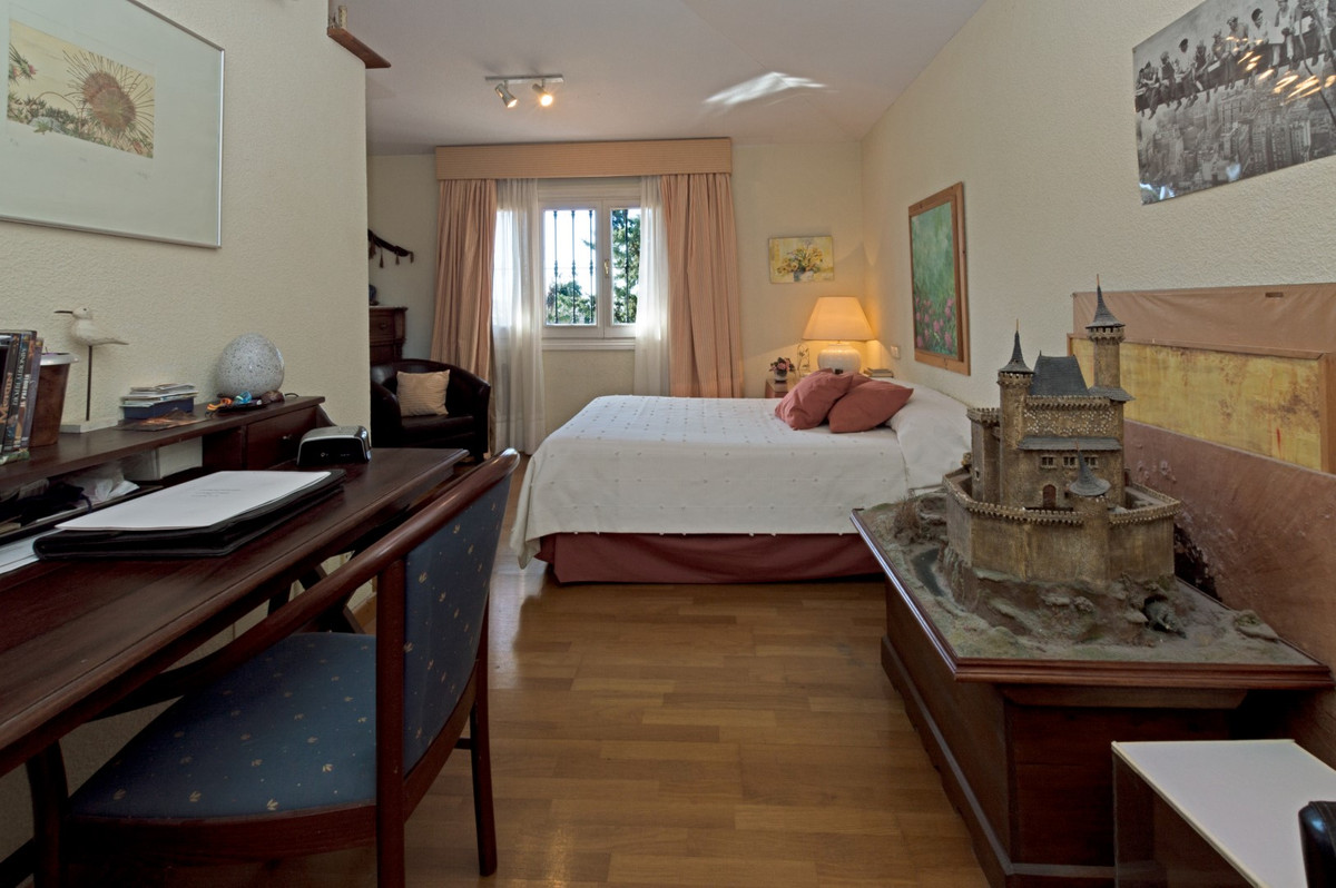 6 bedroom Villa For Sale in The Golden Mile, Málaga - thumb 26