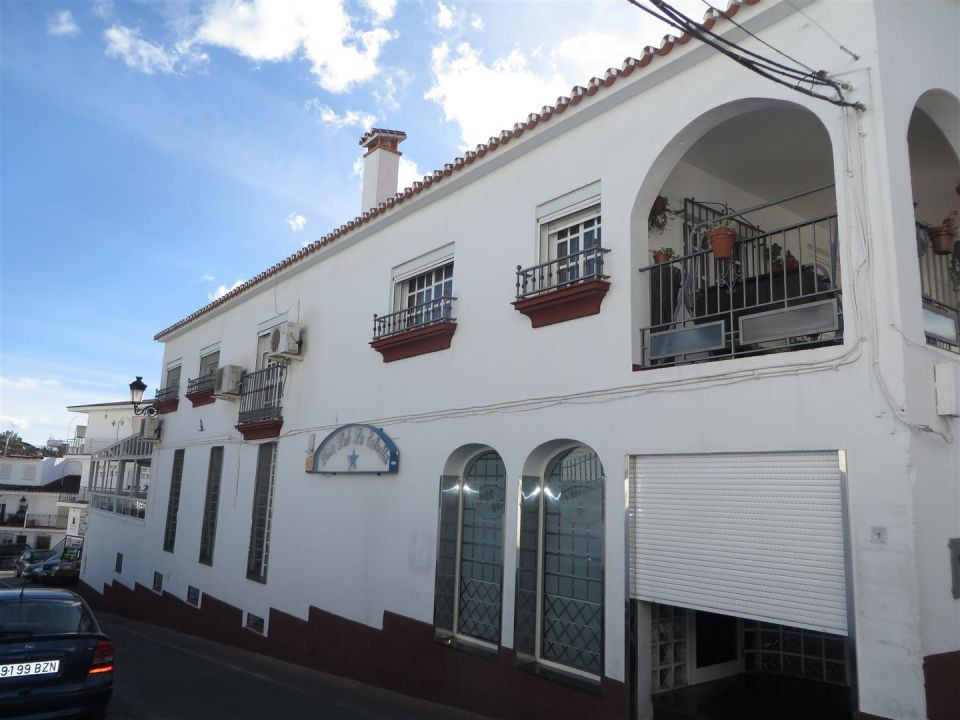 Downtown building in Competa on three floors completely independent. On the first floor there is a f, Spain
