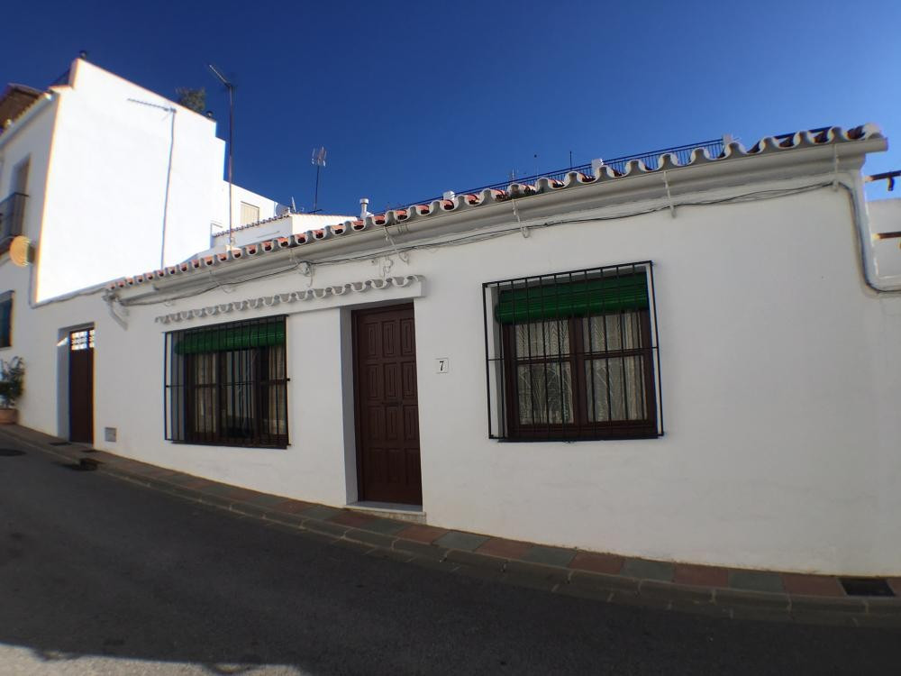 Townhouse, Frigiliana, Costa del Sol East.
3 Bedrooms, 1 Bathroom, Built 132 m², Terrace 20 m².

Set, Spain