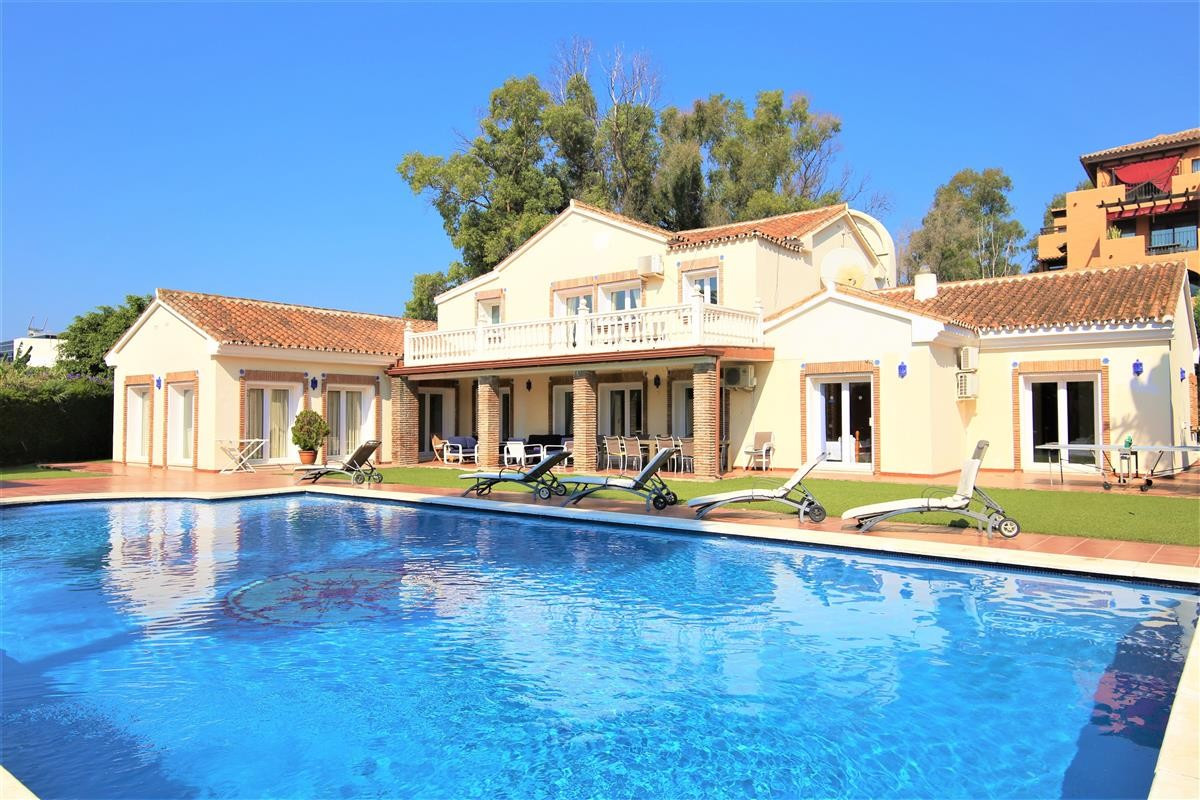 Detached Villa for sale in Estepona R895269