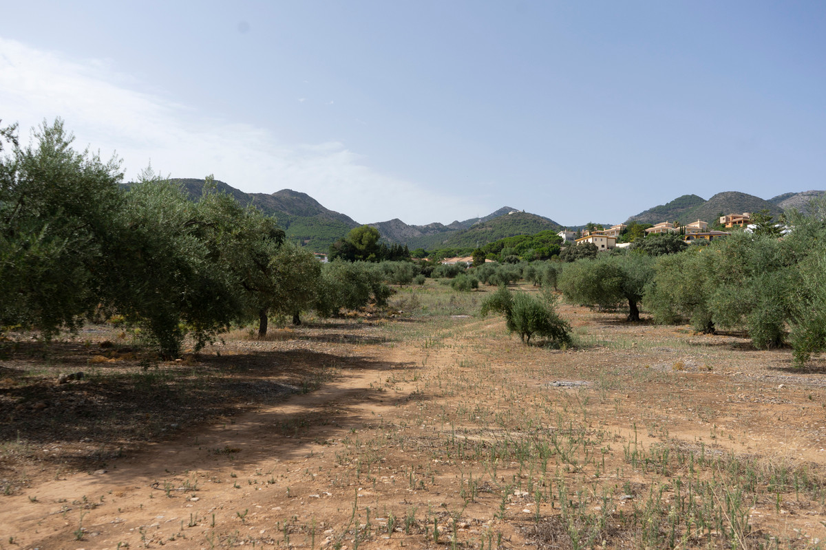 Plot located in Pinos de Alhaurin, very central to all amenities, with many possibilities to build it, has the ability to build 17 villas on plots...