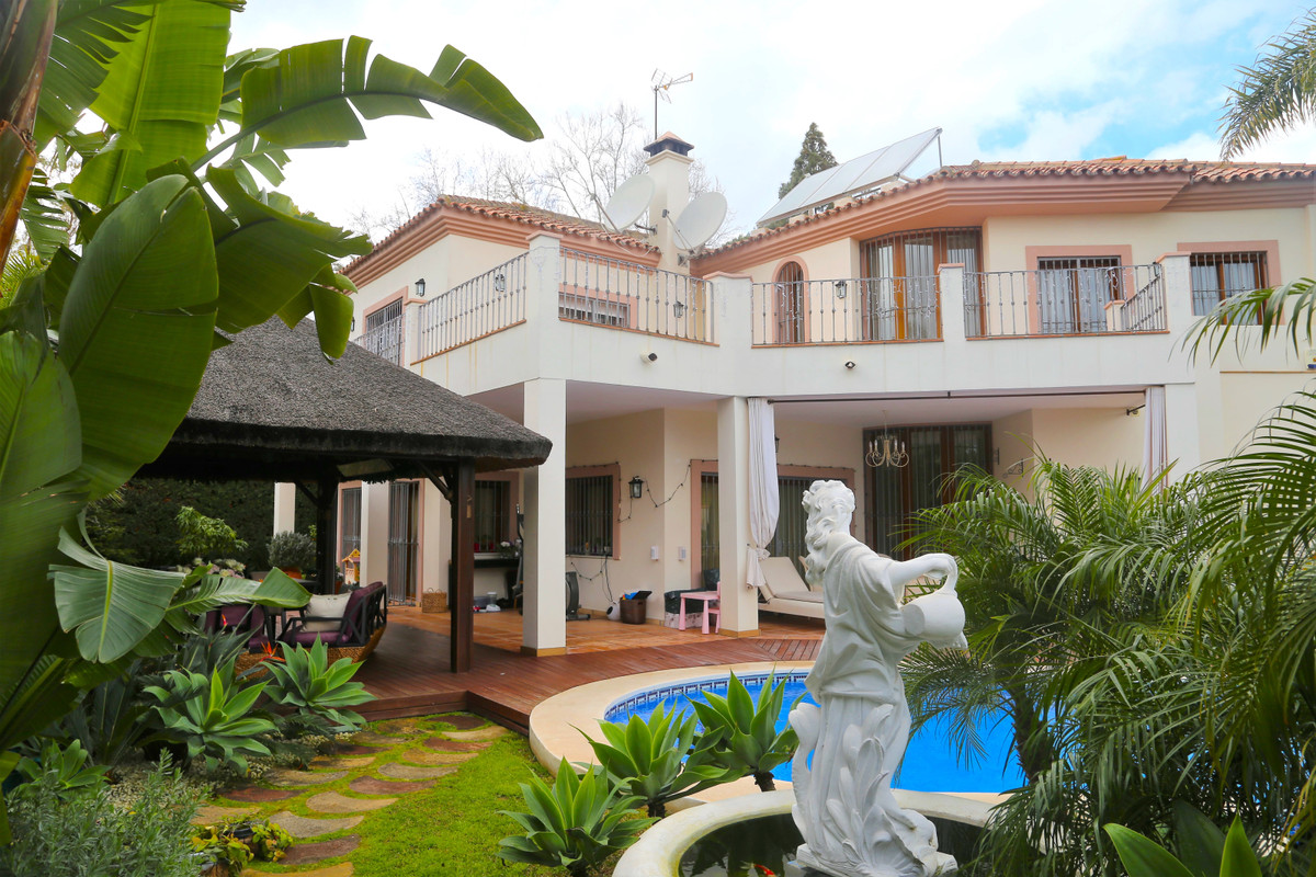 Villa te koop in Estepona R3452155