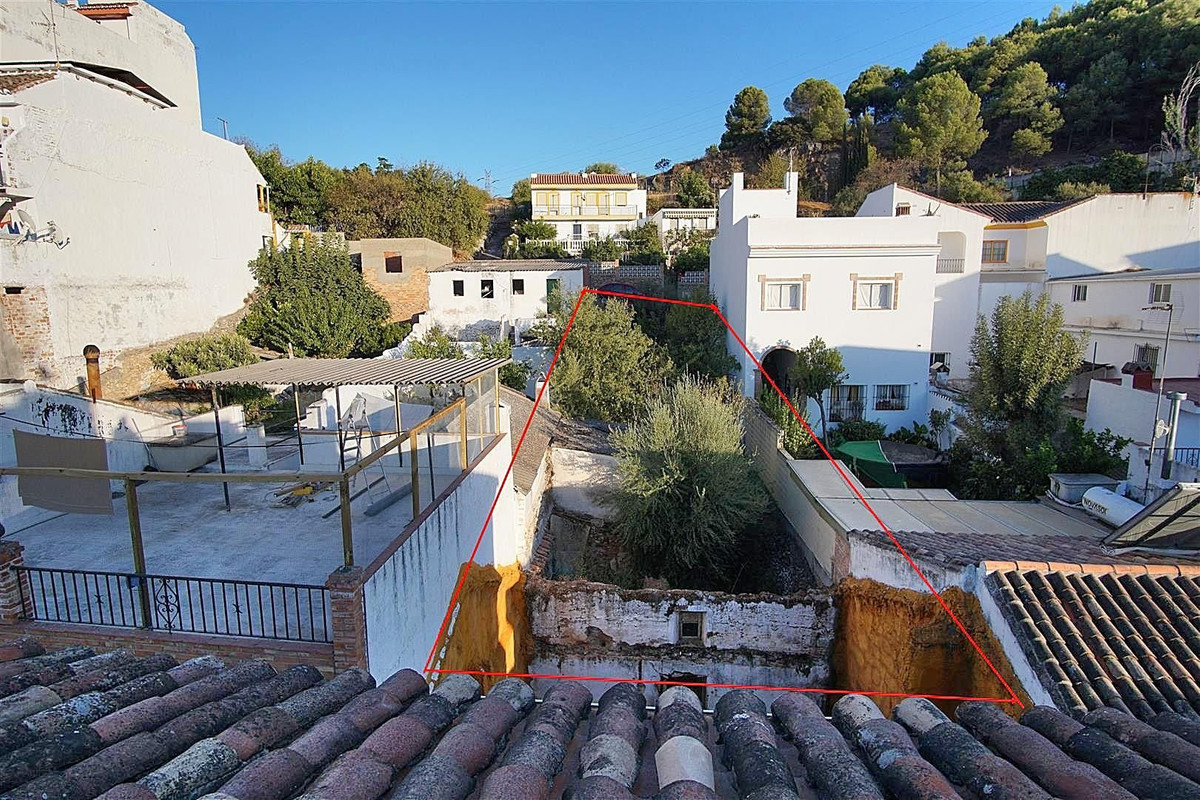 Urban 255m² plot located in the heart of Monda.The plot is situated in a pedestrian street and there, Spain