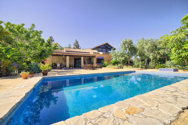 Main Photo of a 5 bedroom  Villa for sale